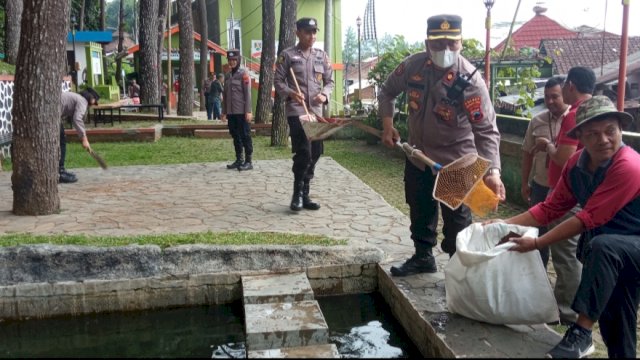 Ratusan Personel Polres Magelang Kota Gelar Bersih-bersih Serentak di Dua Tempat