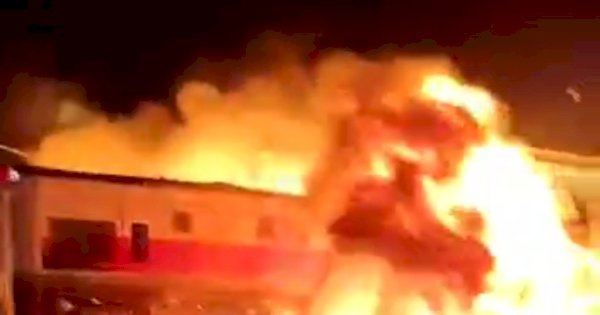 BREAKING News : Kereta Api Jurusan Jakarta – Blitar Tabrak Trailer Hingga Meledak