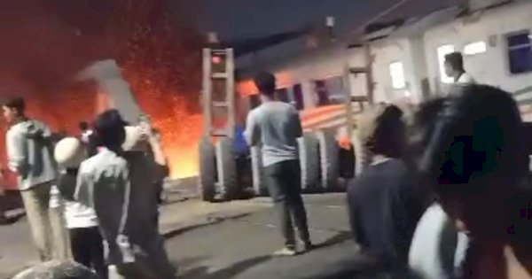 Kereta Api Brantas dan Trailer Naas di Semarang Sedang Proses Evakuasi