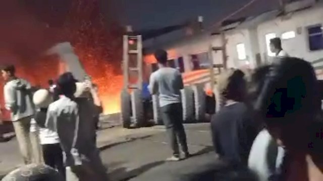 Kereta Api Brantas dan Trailer Naas di Semarang Sedang Proses Evakuasi