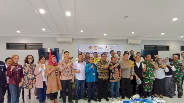 Peserta UKW PWI Malang Raya Angkatan ke-51 berfoto bersama tamu undangan dan Panitia Pelaksana. Foto:Istimewa 