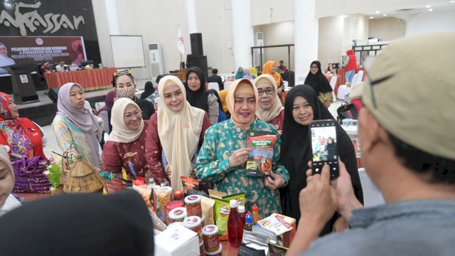 Ketua Dekranasda Kota Makassar Indira Yusuf Ismail, secara resmi membuka kegiatan pelatihan pengelolaan keuangan dan peningkatan daya saing bagi pelaku UMKM Bertempat di Baruga Anging Mammiri Rumah Jabatan Wali Kota Makassar, Rabu (26/7/2023).