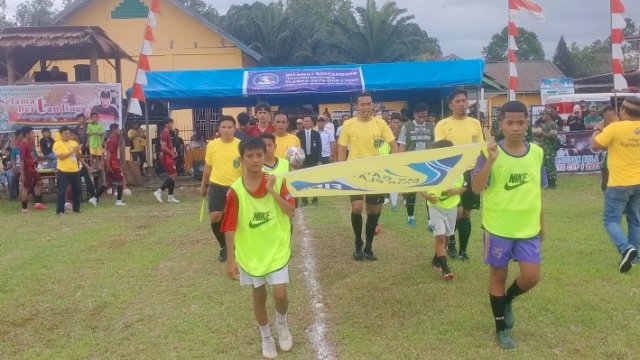 Vakum belasan tahun, Turnamen sepakbola Plasma Jaya Cup kembali digelar di lapangan Lallo Gau'na Lampuawa. Foto:Istimewa 