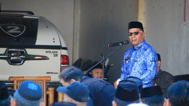 Bupati Bulukumba Muchtar Ali Yusuf (Andi Utta) saat melayat di kediaman almarhum Ketua DPC PPP Bulukumba H. Askar HL. Foto :dok.humas/diskominfoblkb
