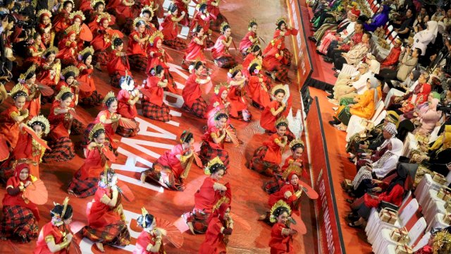 Ratusan Siswa SMP Kenalkan Ikon dan Budaya Makassar di Ajang Karnaval Budaya 56 Kota di Pantai Losari