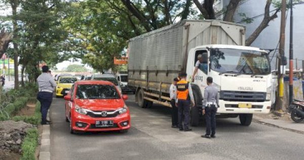 Dishub Makassar Tegakkan Perwali: Truk Tonase 8 Ton Hanya Boleh Melintas Pukul 21.00 &#8211; 05.00