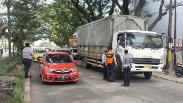Dishub Makassar Tegakkan Perwali: Truk Tonase 8 Ton Hanya Boleh Melintas Pukul 21.00 &#8211; 05.00