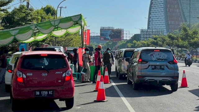 DLH Makassar uji emisi kendaraan di Jl A.P Pettarani Makassae, Rabu (5/7). 