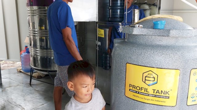 Sebelum Bantuan ARSINUM dari Pemprov, Masyarakat Pulau Pasi Manfaatkan Air Hujan