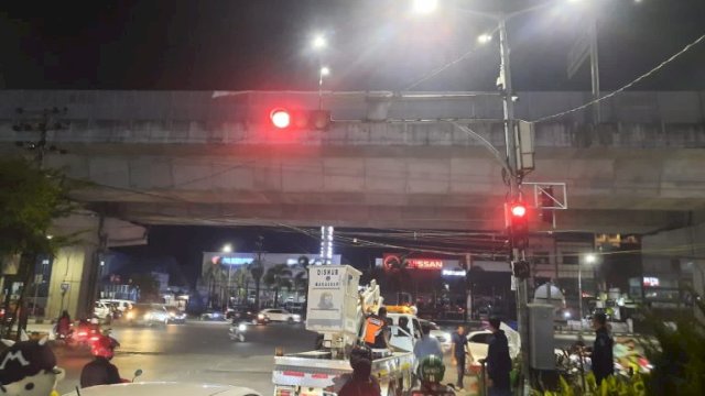 Tim URC Sarpras Dishub Makassar Hingga Malam &#8216;Berjibaku&#8217; Perbaiki Traffic Light