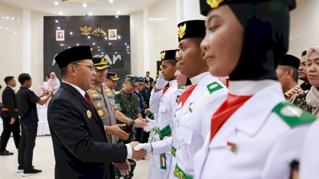 Wali Kota Makassar Moh Ramdhan Pomanto mengukuhkan puluhan Pasukan Pengibar Bendera Pusaka (Paskibraka) Kota Makassar dalam Peringatan HUT RI ke-78 di Rujab Wali Kota, Rabu, (16/08/2023).