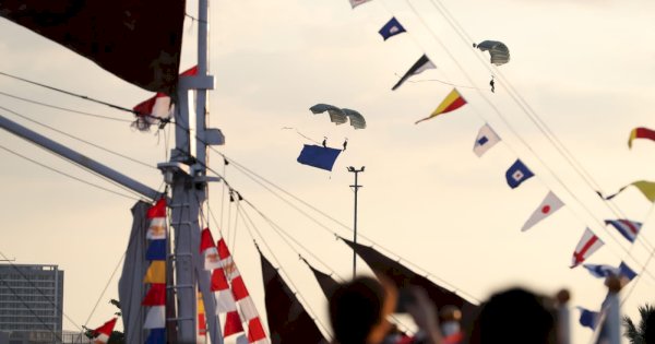 Atraksi Terjun Payung Meriahkan Pembukaan F8 Makassar 2023