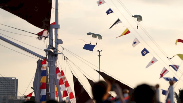 Pembukaan Makassar International Eight Festival and Forum atau Makassar F8 2023 dimeriahkan oleh berbagai atraksi udara dan laut, salah satunya atraksi terjun payung. Aksi akrobat di atas laut Pantai Losari tepat di atas lokasi utama acara Makassar F8 2023, Rabu (23/08/2023) Sore.