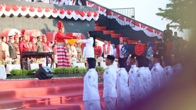 Pemkot Makassar gelar upacara peringatan Hari Ulang Tahun (HUT) ke-78 RI. Pengibaran sang saka Merah Putih berlangsung di Anjungan City Of Makassar, Kamis (17/8/2023).