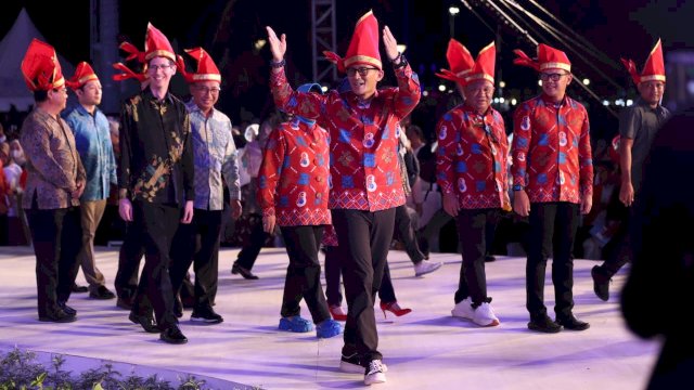 Menteri Pariwisata dan Ekonomi Kreatif (Menparekraf) Sandiaga Uno menghadiri pembukaan Makassar International Eight Festival and Forum atau Makassar F8 di Anjungan Pantai Losari, Rabu, (23/08/2023).