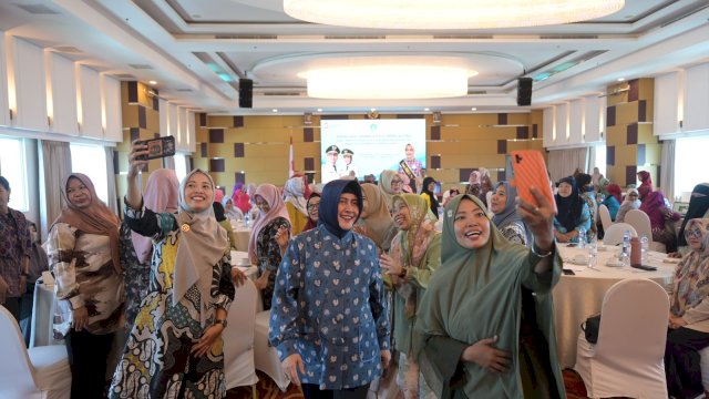 Indira Yusuf Ismail usai membuka Sosialisasi Lembaga PAUD Berkualitas yang bertajuk 'Mewujudkan PAUD yang Menyenangkan dan Berkualitas Menuju Generasi Emas' yang digelar di Hotel Aston Makassar, Jumat (4/08/2023).