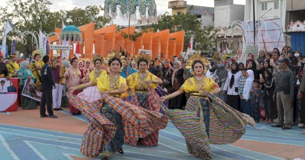 Kontingen Makassar Meriahkan Pawai Karnaval Expo Dekranasda Sulsel 2023 di Wajo