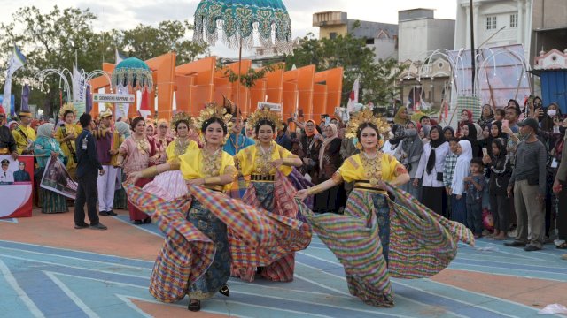 Kontingen Kota Makassar mengikuti kegiatan Pawai Karnaval yang menjadi salah satu rangkaian Expo Dekranasda Sulawesi Selatan tahun 2023. Karnaval dan pawai berlangsung di Kawasan RTH Calaccu Sengkang Kabupaten Wajo, Rabu (9/08/2023).