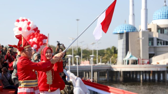 Wali Kota Moh Ramdhan Pomanto didampingi Wakil Wali Kota Fatmawati Rusdi umumkan launching program inovasi baru sekaligus sebagai persembahan HUT RI ke-78 di Anjungan Pantai Losari, Kamis (17/08/2023).