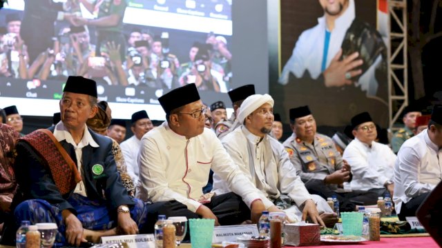 Wali Kota Makassar Moh Ramdhan Pomanto menghadiri Pelaksanaan Zikir dan Shalawat bersama Pangdam XIV/Hasanuddin dan Ribuan Masyarakat di Lapangan Sultan Hasanuddin, Jl Jend Sudirman, Rabu, (16/08/2023).