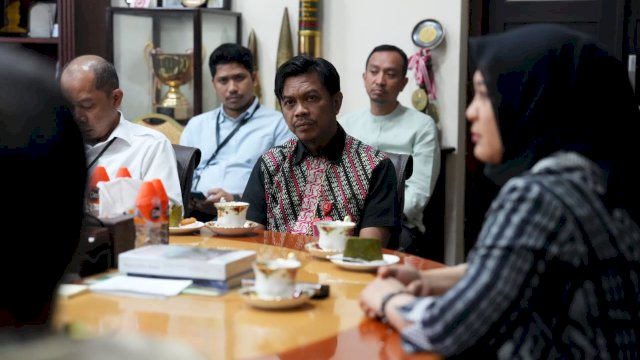 Kepala Badan Pendapatan Daerah (Bapenda) Kota Makassar, Firman Hamid Pagarra menjelaskan sistem perpajakan Kota Makassar dihadapan rombongan kunjungan studi tiru Pemerintah Kota Tarakan yang dipimpin langsung Wali Kota Tarakan, dr. Khairul beserta jajaran dan Bank Kaltimtara di Balaikota Makassar, Jumat (4/08/2023).