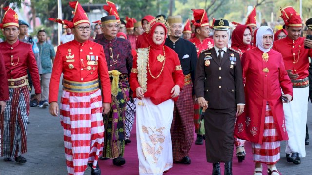Fatmawati Rusdi turut serta dalam upacara pengibaran bendera merah putih dalam rangka memperingati Hari Ulang Tahun (HUT) Republik Indonesia ke-78 di Anjungan Pantai Losari, Kamis (17/08/2023).