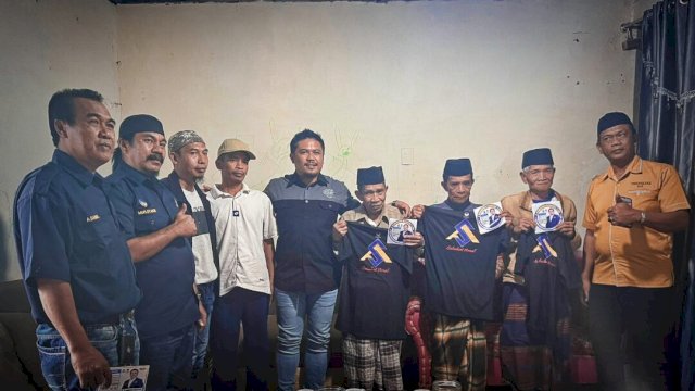 Andi Muhammad Algazali (5 dari kiri) saat bersama masyarakat di Dapil Bulukumba. Foto:ist/dok.pribadi