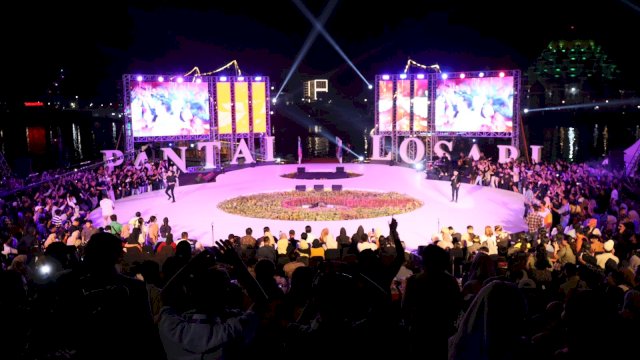 Penampilan dua band lokal Makassar, Sugar Daddy dan Home Project menandai berakhirnya penutupan acara Closing Ceremony Festival F8 2023 Kota Makassar, Minggu (27/08/023) Malam.