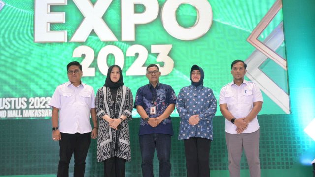 Wakil Wali Kota Makassar Fatmawati Rusdi dan Ketua TP PKK Kota Makassar Indira Yusuf Ismail saat membuka secara resmi Cooperative Expo 2023 di lantai basement Trans Studio Mal Makassar, Jumat (4/08/2023).