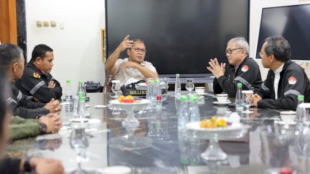 Wali Kota Makassar Moh Ramdhan Pomanto saat menerima audiensi para atlet dan rombongan di kediamannya, Jl Amirullah, Rabu, (2/08/2023). Pada kesempatan itu, dia memberi motivasi dan semangat kepada Kontingen Federasi Barongsai Sulsel dalam helatan Kejuaraan Dunia Barongsai 14 Th Genting World Lion Dance Championship 2023.