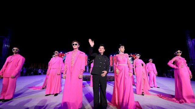 Desainer Thailand Pitnapat Tampil di Panggung F8 Makassar dengan Koleksi Busana Pesta 'Barbie' di Anjungan Pantai Losari tepatnya di Zona 3, Minggu (27/08/2023) Malam