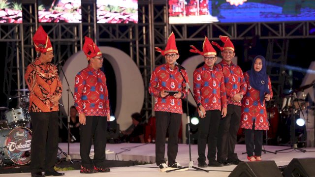 Menteri Pariwisata dan Ekonomi Kreatif (Menparekraf) Sandiaga Uno untuk kedua kalinya kembali hadir dan membuka secara resmi event Makassar Internasional Eight Festival and Forum (Makassar F8) yang digelar di anjungan Pantai Losari, Rabu (23/08/2023).