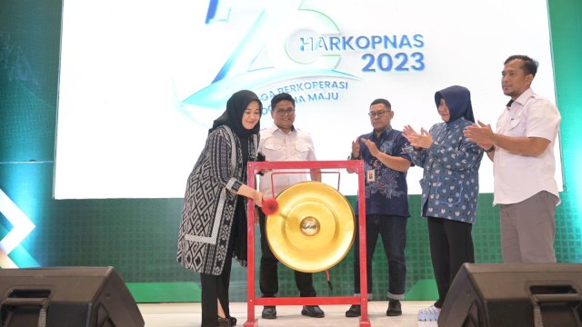 Wakil Wali Kota Makassar Fatmawati Rusdi dan Ketua TP PKK Kota Makassar Indira Yusuf Ismail saat membuka secara resmi Cooperative Expo 2023 di lantai basement Trans Studio Mal Makassar, Jumat (4/08/2023).