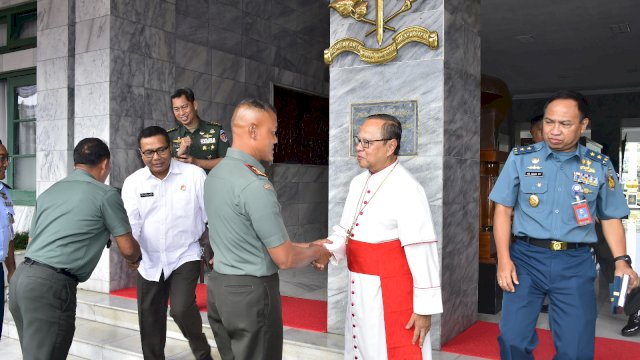 Kunjungi Akmil,&nbsp; Uskup Agung Keliling di Museum Taruna Abdul Djalil