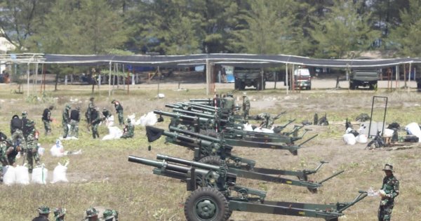 Asah Kemampuan, Prajurit Yonarmed 3/NP Tembakkan Meriam di Kebumen 