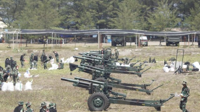 Asah Kemampuan, Prajurit Yonarmed 3/NP Tembakkan Meriam di Kebumen&nbsp;
