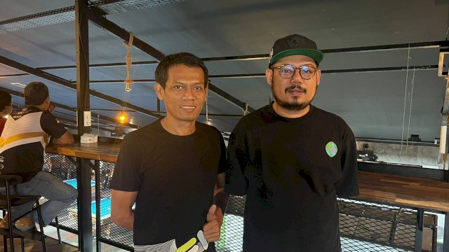 Fakhriady Jamal, Bimpres Pobsi Kota Makassar (kiri) bersama Andris Agus Saputra SH, Sekertaris Pobsi Kota Makassar (kanan) dilaksanakan di Labewa Cue & Cafe, Jalan Hertasning, Kota Makassar, Jumat, 4 Agustus 2023.