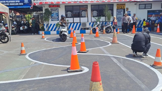 Polres Magelang Kota Tiadakan Ujian Praktik SIM C Zig-zak 8
