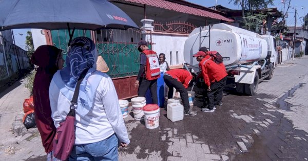 Dampak Fenomena El Nino, PMI Makassar Distribusikan 3000 Liter Air Bersih di Makassar