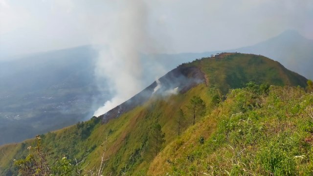 Digoyang Si Jago Merah, Kapolresta Magelang Langsung Datangi Gunung Andong