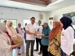 Camat Wajo dan Majelis Taklim Bareng FKKM Berbagi Paket Stunting