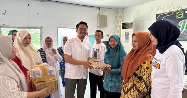Camat Wajo dan Majelis Taklim Bareng FKKM Berbagi Paket Stunting