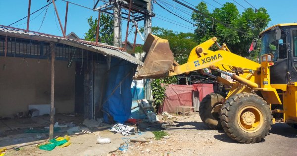 Sempat Ricuh, Dinas Pertanahan Makassar Bongkar Lapak di Talasalapang