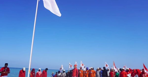 Upacara Hari Kemerdekaan ala PKS, Bentangkan Bendera 78 Meter di Perairan Maros-Pangkep