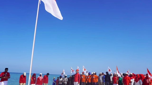 Upacara Hari Kemerdekaan ala PKS, Bentangkan Bendera 78 Meter di Perairan Maros-Pangkep