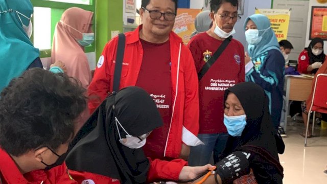 dr Marhaen Hardjo M Biomed ph.d, saat melakukan pemeriksaan. 