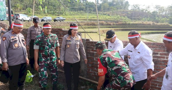 Hijaukan Desa Sukosari Bandongan, Polres Magelang Kota Tanam 2.227 Pohon Bermanfaat