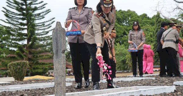 Polwan Polres Magelang Kota Ziarah ke TMP Giri Darmoloyo