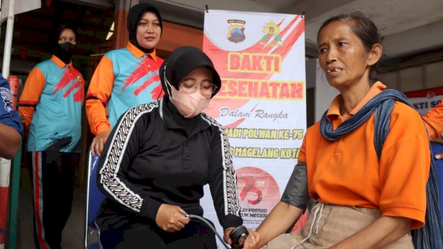 Lestarikan Budaya Gotong-Royong, Polwan Datangi Pasar Rejowinangun Kota Magelang&nbsp;
