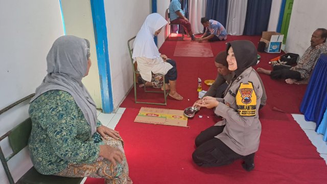 Hebat..! Bhabinkamtibmas Aipda Dilia Gelar Sedekah Subuh Pengobatan Gratis